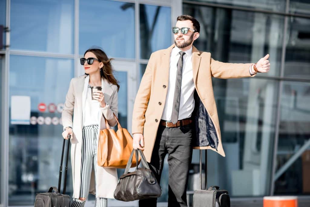 Man-en-vrouw-houden-taxi-aan