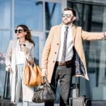 Man-en-vrouw-houden-taxi-aan