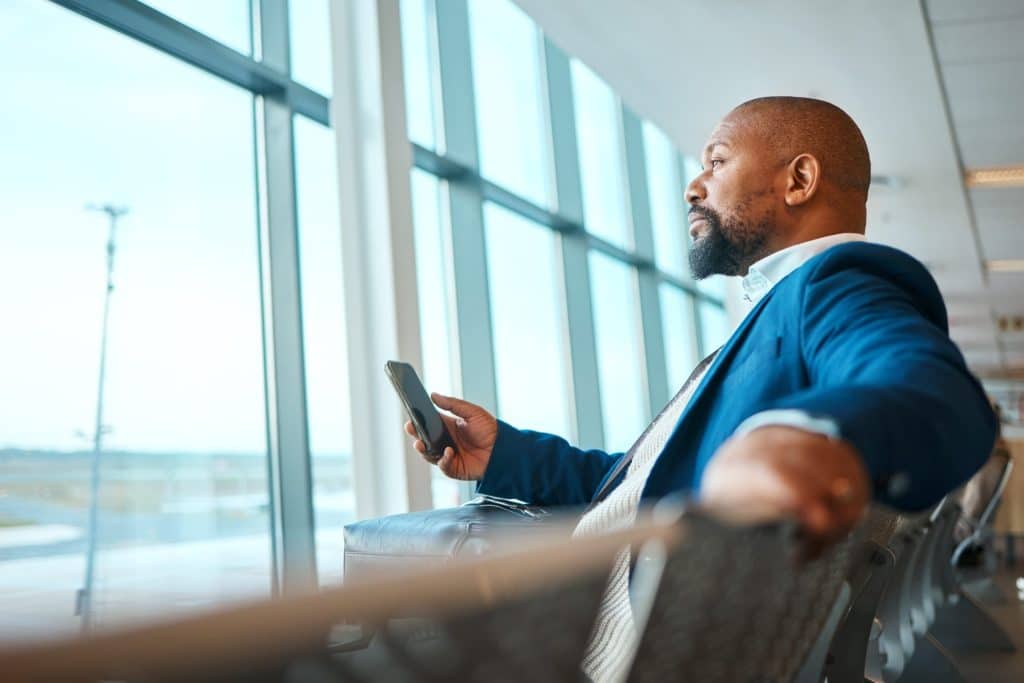 Man-wacht-op-luchthaven
