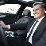 Nette-taxichauffeur-in-pak