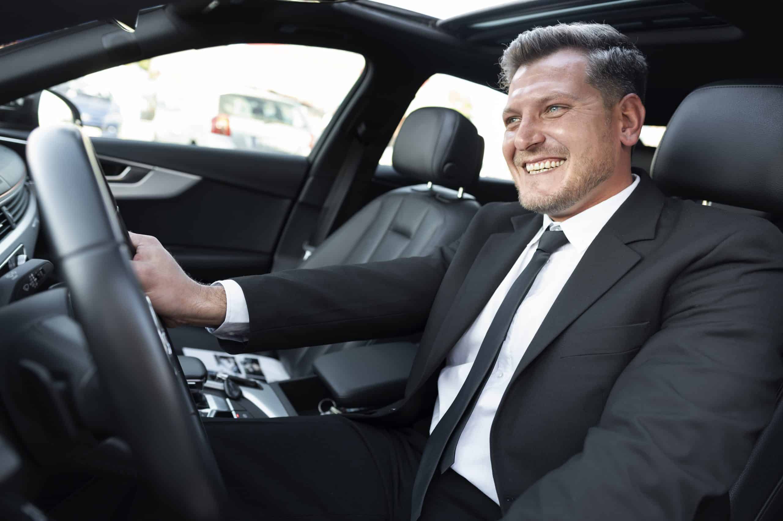 Nette-taxichauffeur-in-pak