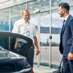 Taxichauffeur-doet-deur-open-voor-klant