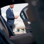 Taxichauffeur-met-deur-open-van-taxi