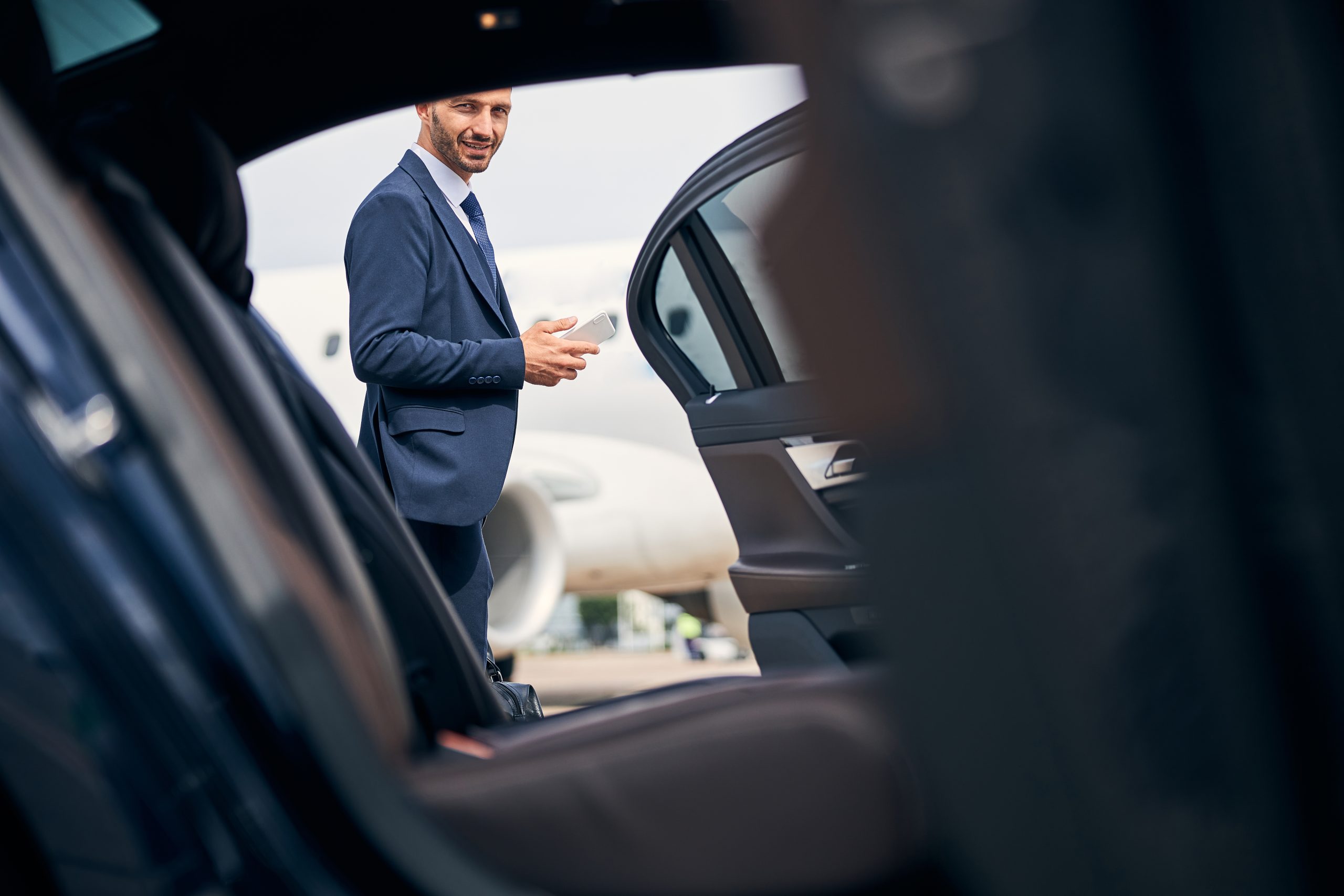 Taxichauffeur-met-deur-open-van-taxi