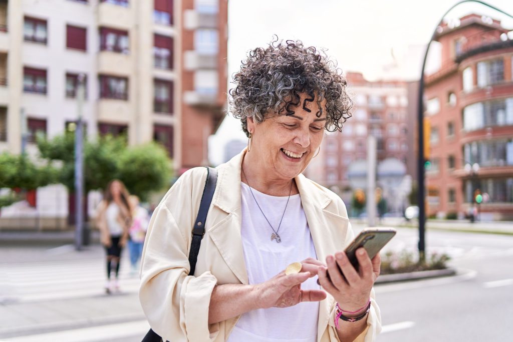Vrouw-besteld-taxi-op-telefoon