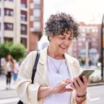 Vrouw-besteld-taxi-op-telefoon