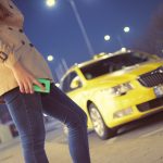 Vrouw-bij-taxi