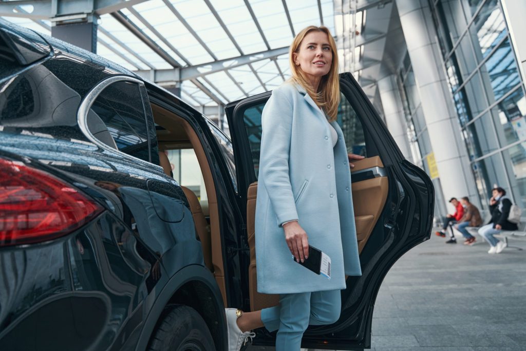Vrouw-stapt-uit-taxi
