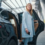 Vrouw-stapt-uit-taxi