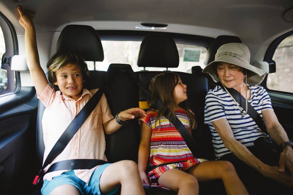kinderen-in-een-schiphol-taxi