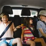 kinderen-in-een-schiphol-taxi