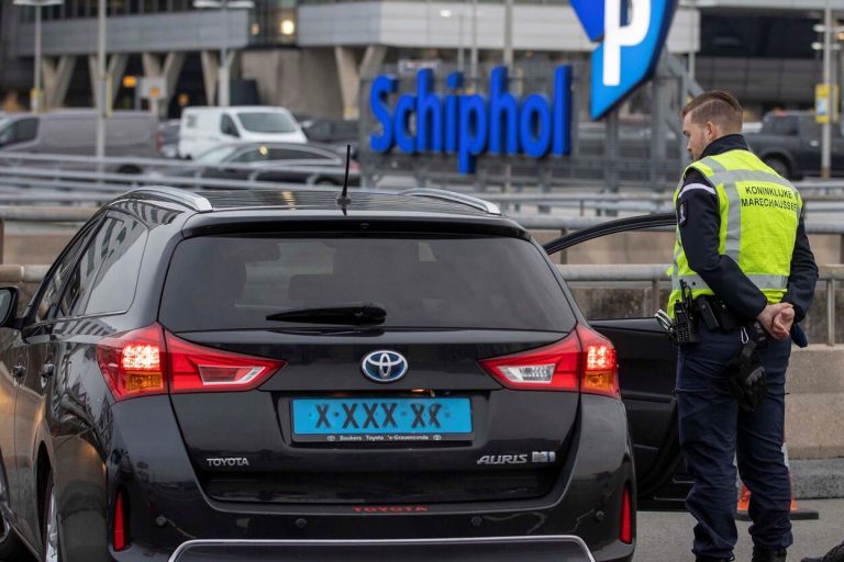 Waarom je een legale taxi op Schiphol moet nemen